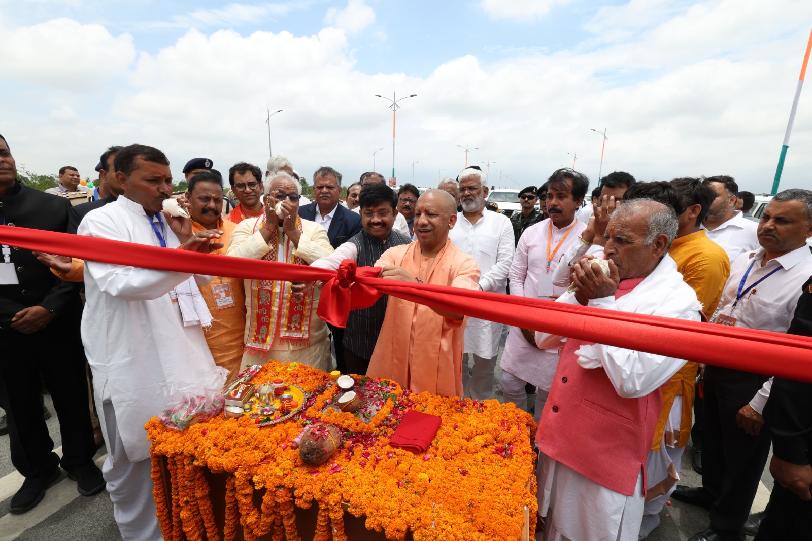 लखनऊ:मुख्यमंत्री ने गोरखपुर के जैतपुर से 7283.28 करोड़ रु0 की लागत से निर्मित गोरखपुर लिंक एक्सप्रेस-वे का लोकार्पण किया