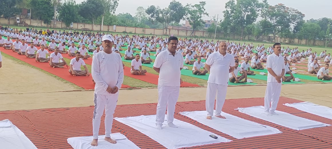 फर्रुखाबाद:11वें अंतरराष्ट्रीय योग दिवस पर पुलिस लाइन फतेहगढ़ में योगाभ्यास कार्यक्रम सम्पन्न