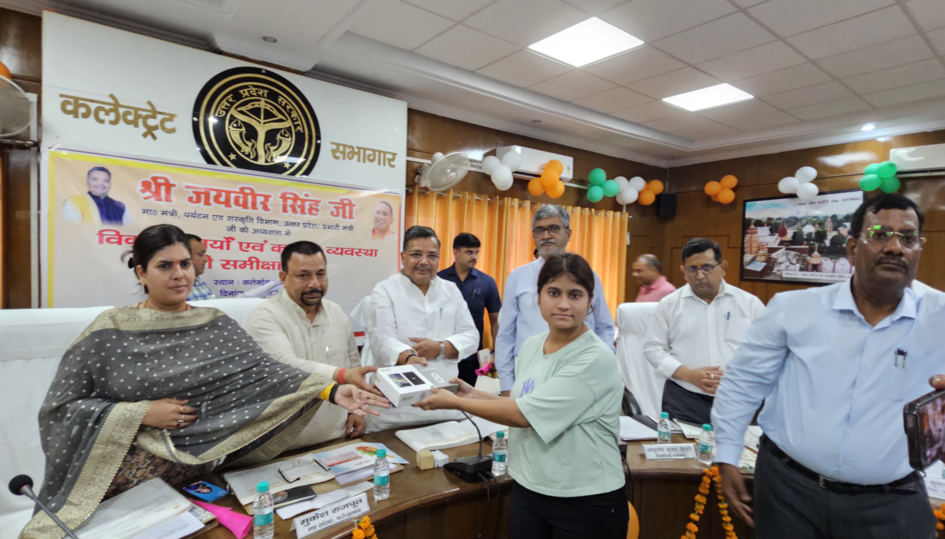 फर्रूखाबाद:विकास कार्यों और कानून-व्यवस्था की मंत्री जयवीर सिंह ने की समीक्षा, दिव्यांगजनों को ट्राईसाइकिल और विद्यार्थियों को टैबलेट वितरित