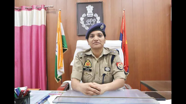 फर्रुखाबाद पुलिस अधीक्षक का सख्त एक्शन: सोशल मीडिया पर आपत्तिजनक पोस्ट करने वालों पर लगातार कार्रवाई