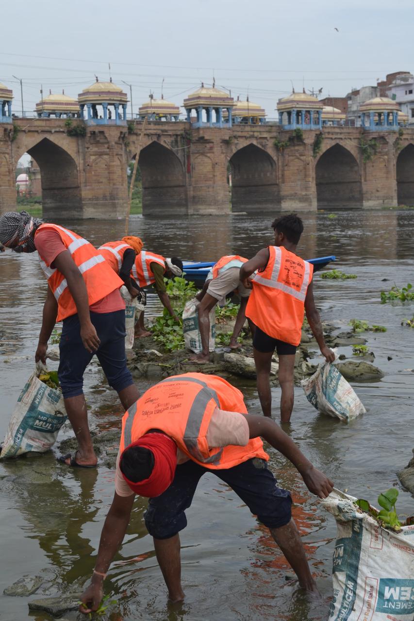 जौनपुर में घाटों पर विशेष सफाई अभियान: जलकुंभी और नालों की सफाई से मिलेगा स्वच्छ वातावरण