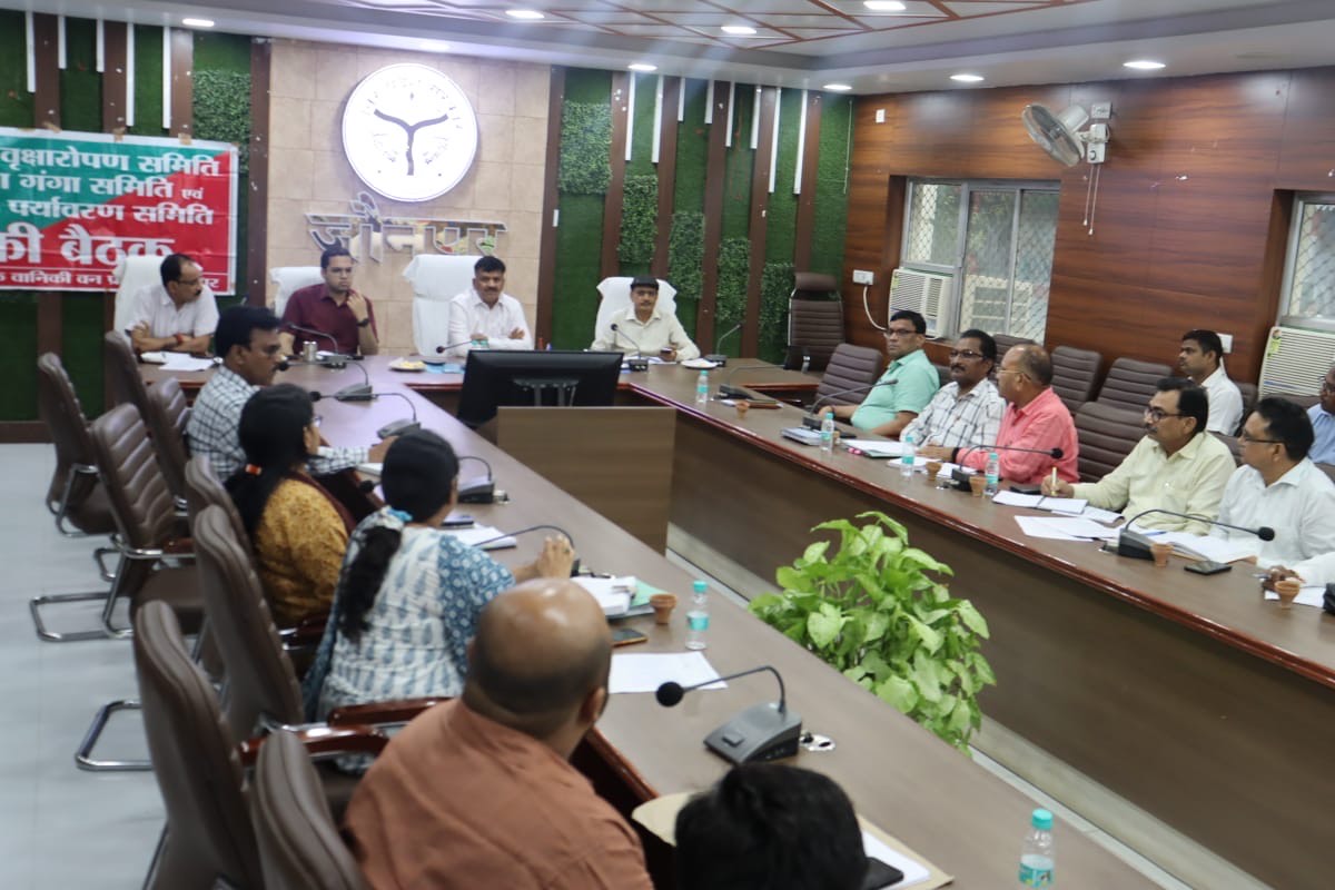 जौनपुर : पुलिस भर्ती परीक्षा में उत्तीर्ण छात्रों ने जिलाधिकारी डॉ0 दिनेश चंद्र से कलेक्ट्रेट सभागार में की मुलाकात