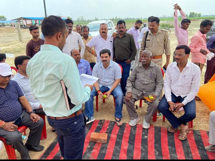 लखीमपुर खीरी :  ग्रंट लंदनपुर के ग्राम प्रसादपुर में कान्हा गौशाला का भूमि पूजन गोला विधायक अमन गिरी द्वारा संपन्न