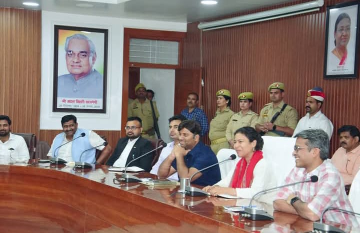 लखीमपुर खीरी : कलेक्ट्रेट स्थित अटल सभागार में डीएम व एसपी ने सभी से गंगा दशहरा व बकरीद त्योहारों को पारंपरिक व शांतिपूर्ण ढंग से मनाने का किया आव्हान
