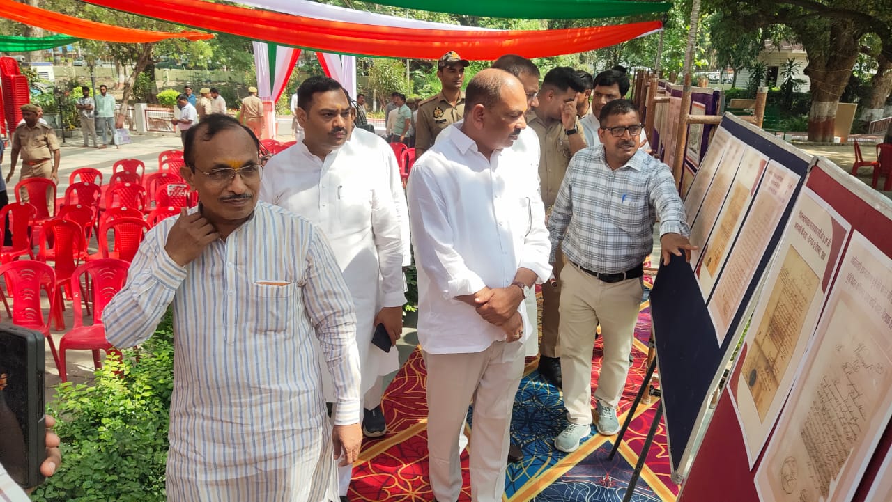 प्रयागराज : सांसद फूलपुर ने 1857 क्रांति के प्रस्फुटन दिवस के अवसर पर लगाई गई अभिलेख प्रदर्शनी का किया अवलोकन