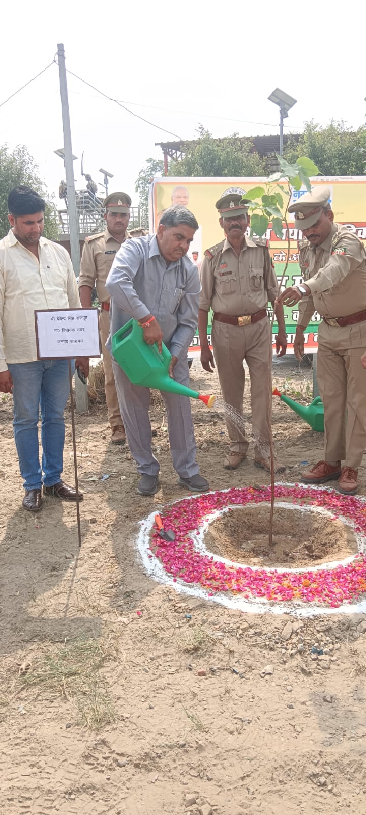 कासगंज: जनप्रतिनिधियों एवं अधिकारियों ने काली नदी के तट पर पीपल, बरगद, पाकड़, नीम के पौधों का किया वृक्षारोपण।
