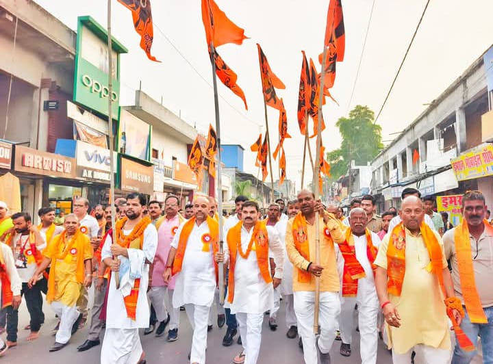 लखीमपुर खीरी : गोला सब्जी मंडी स्थित हनुमान मंदिर पर सवा तीन मन के लडडू का लगा भोग व नगर के प्रमुख मार्गो पर निकाली गई विशाल शोभायात्रा