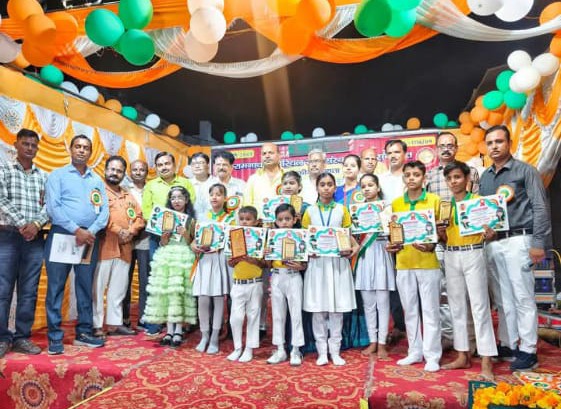 लखीमपुर खीरी : इंडियन हेरिटेज एकेडमी गोला का मेधावी छात्र अलंकरण समारोह कार्यक्रम धूमधाम के साथ हुआ संपन्न