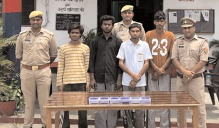 लखीमपुर खीरी : थाना हैदराबाद पुलिस टीम द्वारा मोबाईल लूटने वाले गैंग के 04 अभियुक्तों को गिरफ्तार कर लूट के 06 अदद मोबाईल किए बरामद