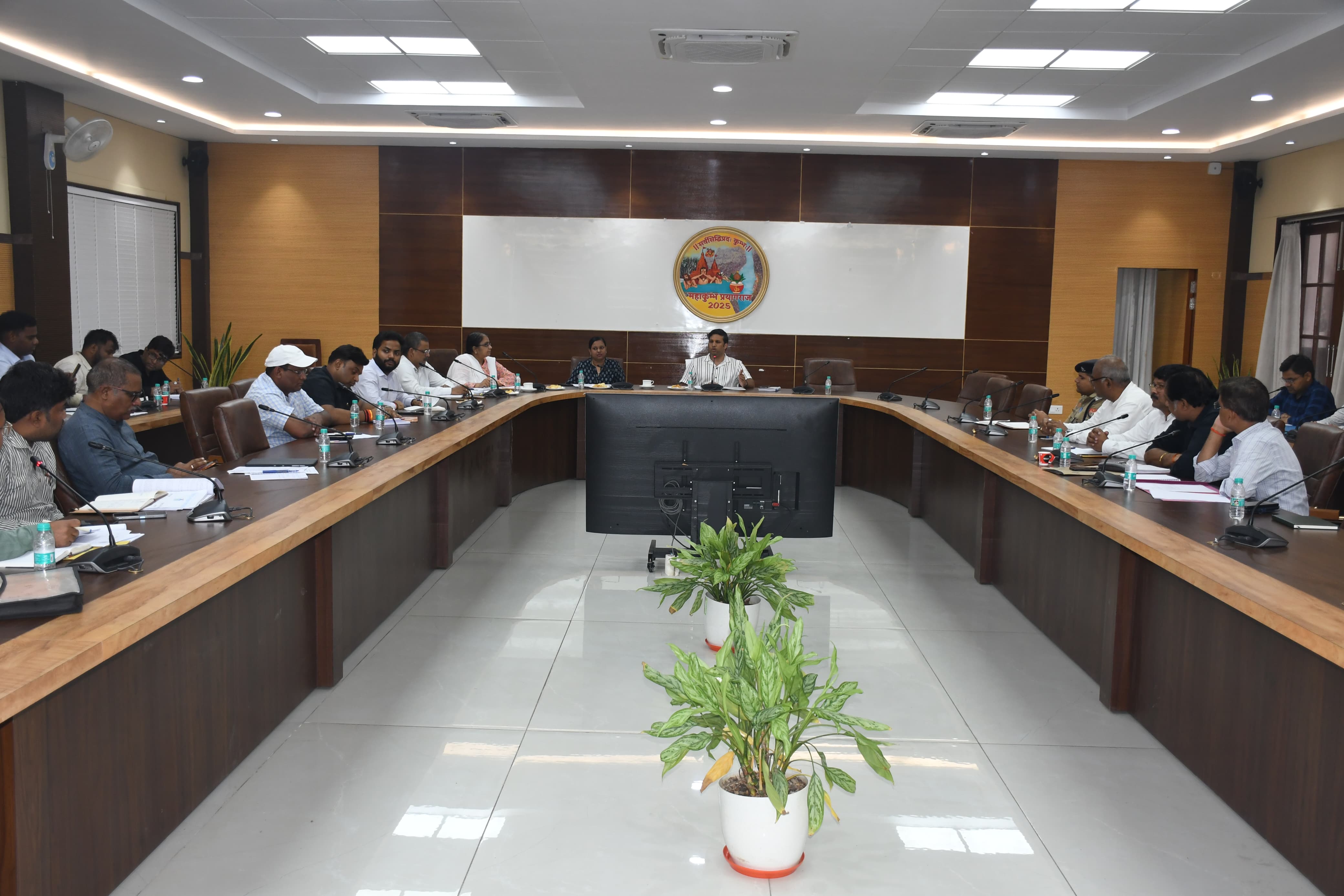प्रयागराज जिलाधिकारी की अध्यक्षता में संभावित बाढ़ के दृष्टिगत जिला आपदा प्रबंधन प्राधिकरण की बैठक संपन्न