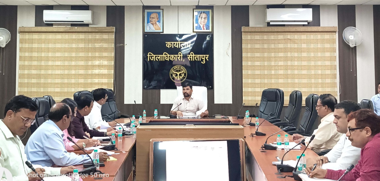 सीतापुर : जिलाधिकारी अभिषेक आनंद की अध्यक्षता में कलेक्ट्रेट सभागार में सड़क निर्माण कार्य की परियोजनाओं के अनुश्रवण हेतु समीक्षा बैठक सम्पन्न हुयी।