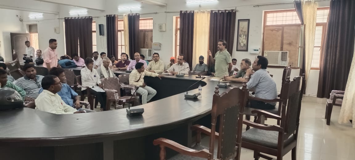 पीलीभीत : नायब तहसीलदार ने मतदाता के वोट बनाने व शुद्ध करने और विलोपित करने आदि निर्वाचन सम्बन्धी विभिन्न जानकारी दी।
