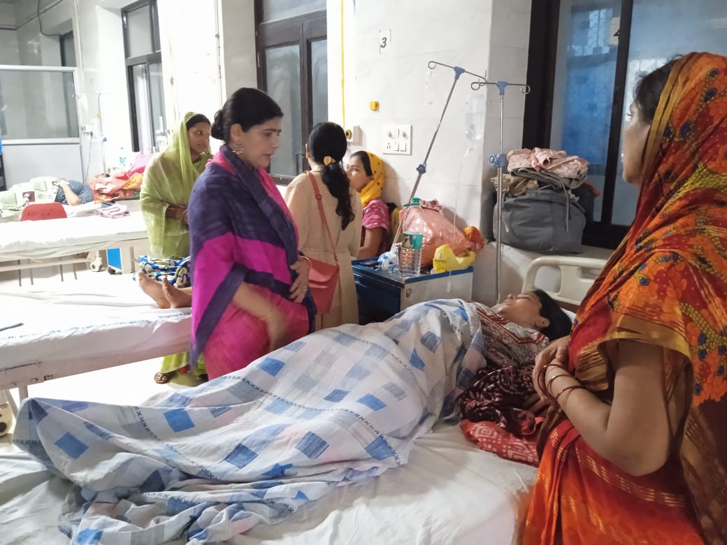 प्रयागराज: उत्तर प्रदेश राज्य महिला आयोग की माननीय उपाध्यक्ष ने सामुदायिक स्वास्थ्य केन्द्र चाका, स्वरूपरानी चिकित्सालय का औचक निरीक्षण करते हुए सभी आवश्यक व्यवस्थायें सुनिश्चित करने के दिए निर्देश