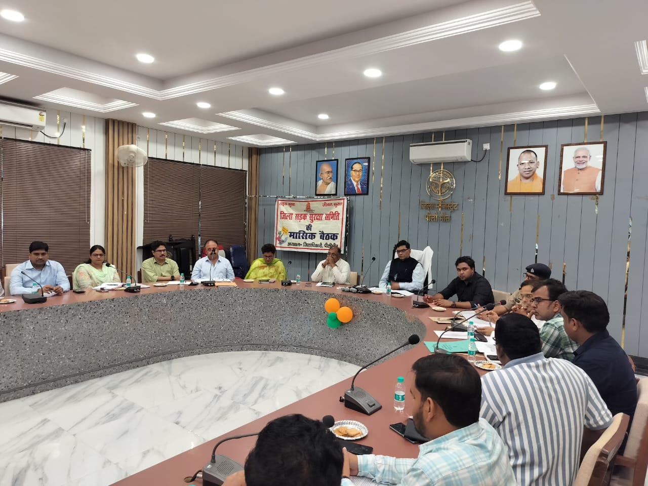पीलीभीत :आपातकालीन एम्बुलेंस नंबर 1033 एवं दुर्घटना पीड़ितों को सहायता देने वाली योजनाओं का हो प्रचार प्रसार।