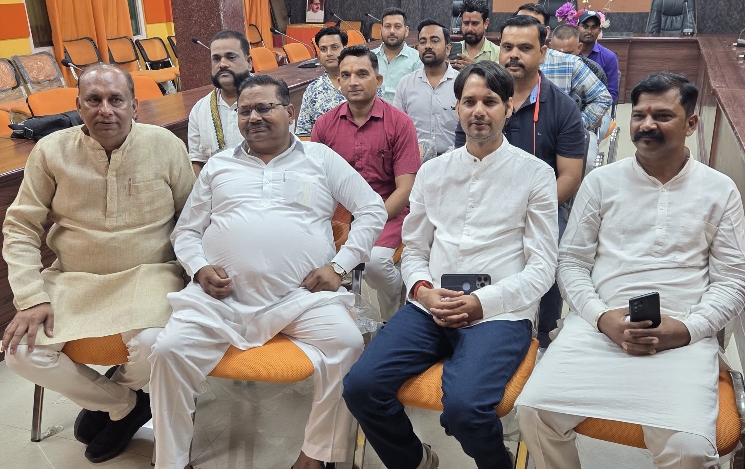 पीलीभीत : जनप्रतिनिधियों सहित भाजपा कार्यकर्ताओं ने सुना प्रधानमंत्री के मन की बात।