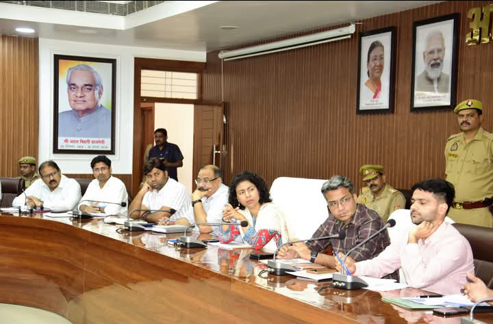 लखीमपुर खीरी : राज्यपाल आनंदी पटेल के जनपद दौरे को लेकर डीएम एसपी ने ली बैठक