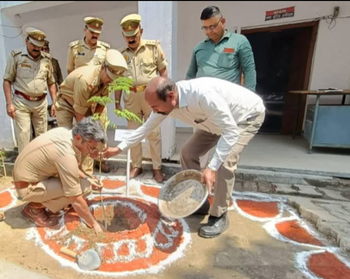लखीमपुर खीरी - विश्व पर्यावरण दिवस पर एक पेड़ मां के नाम अभियान के अंतर्गत एसपी ने किया वृक्षारोपण
