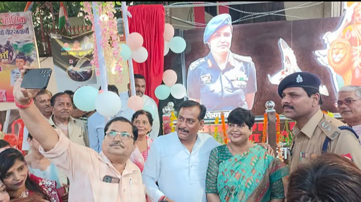 लखीमपुर खीरी : ऑपरेशन सिंदूर सेल्फी प्वाइंट चेयरमैन ईरा श्रीवास्तव ने भारतीय सेना के वीर जवानों एवं वीरांगनाओं का सम्मान करते हुए जनता को किया समर्पित