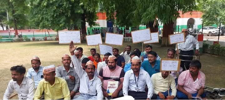 लखीमपुर खीरी : दिव्यांगजनों ने अपनी बहुप्रतीक्षित मांगों को लेकर जिलाधिकारी कार्यालय के समक्ष किया शांतिपूर्ण धरना