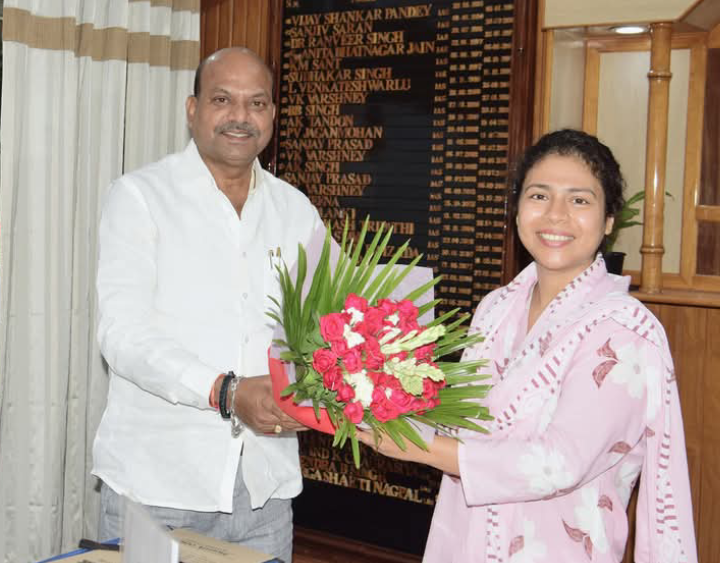 लखीमपुर खीरी : गोला चेयरमैन ने डीएम से मिलकर श्रावण मास में आने वाले श्रद्धालुओं की सुरक्षा एवं सुविधा पर चर्चा कर हर गांव तालाब अभियान के तहत जनपद खीरी का इंडिया बुक ऑफ रिकॉर्ड में नाम दर्ज होने पर पुष्प गुच्छ भेट कर दी बधाई