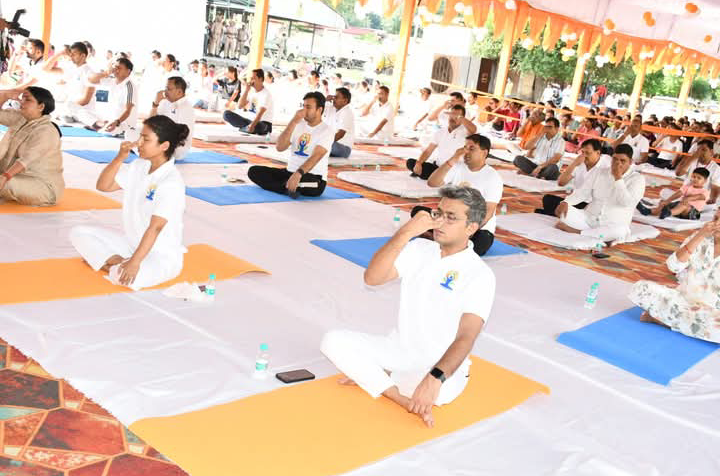 लखीमपुर खीरी : अंतर्राष्ट्रीय योग दिवस का भव्य आयोजन,डीएम एसपी मंत्री सहित पुलिसकर्मियों ने किया योगाभ्यास