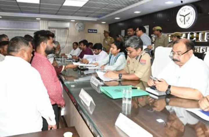 लखीमपुर खीरी : डीएम व एसपी की अध्यक्षता में सम्पूर्ण समाधान दिवस का हुआ आयोजन