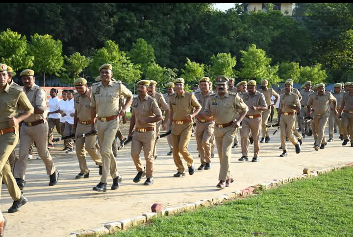 लखीमपुर खीरी : एसपी द्वारा रिजर्व पुलिस लाइन के परेड ग्राउंड में साप्ताहिक परेड का किया गया निरीक्षण