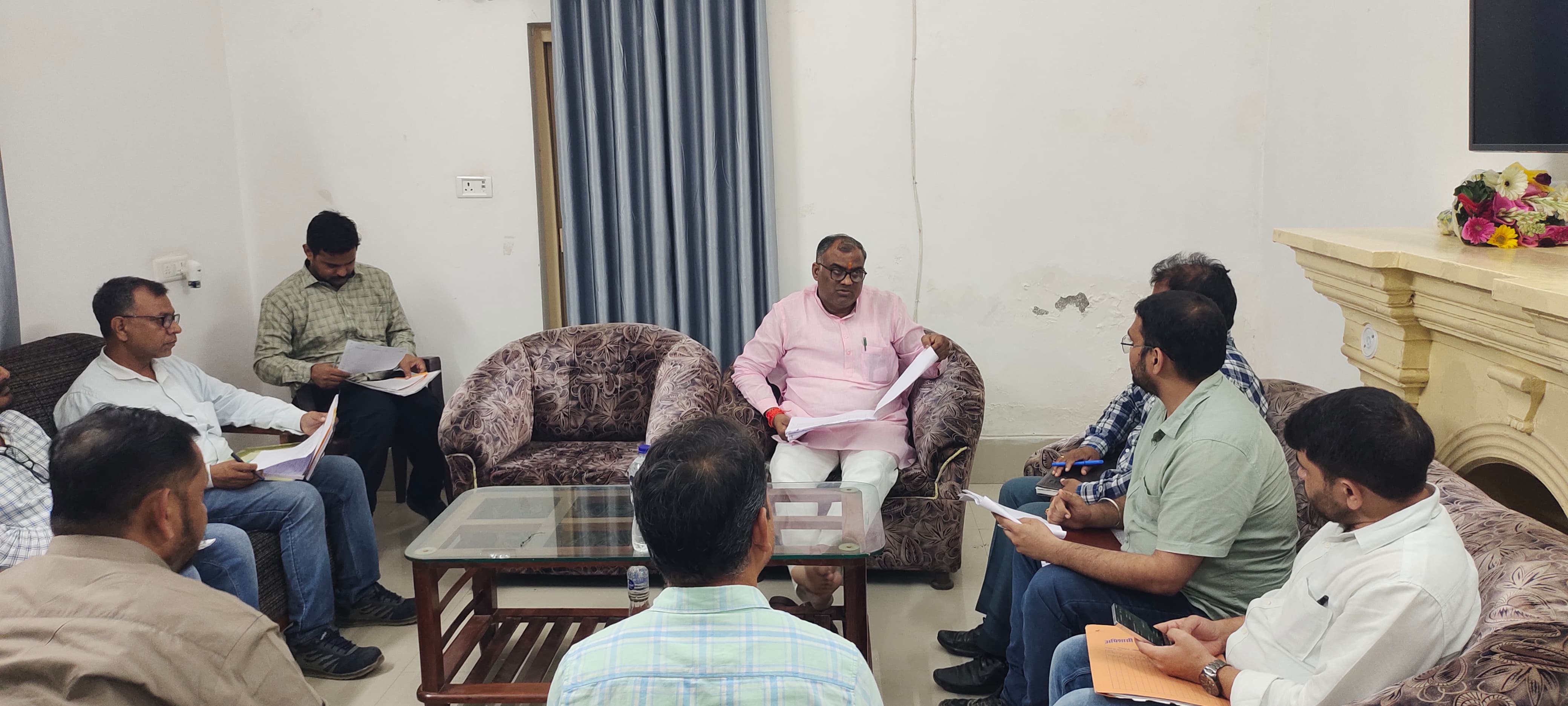 जौनपुर : राज्यमंत्री (स्वतंत्र प्रभार) खेल एवं युवा कल्याण, विभाग उ0 प्र0 श्री गिरीश चंद्र यादव की अध्यक्षता में निरीक्षण भवन पीडब्ल्यूडी में विद्युत विभाग, पीडब्ल्यूडी विभाग सहित विभिन्न विभागों के अधिकारियों के साथ बैठक  हुई संपन्न