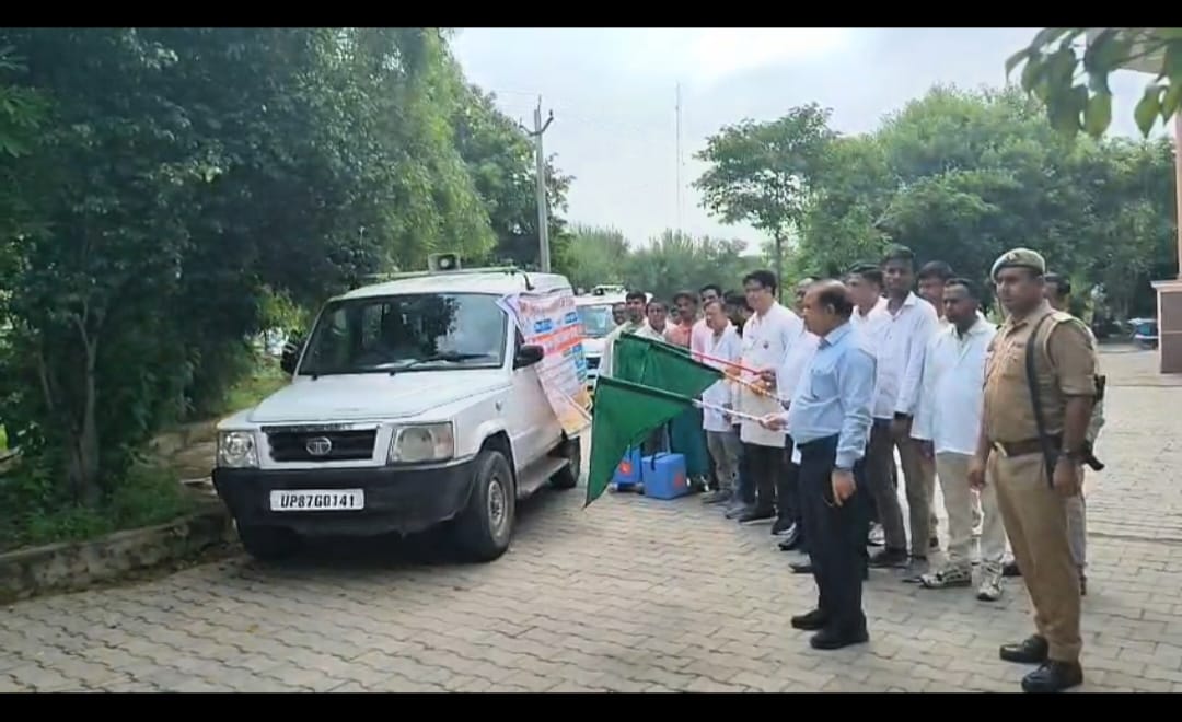 कासगंज :-मुख्य विकास अधिकारी सचिन द्वारा राष्ट्रीय पशु रोग नियंत्रण कार्यक्रम के अन्तर्गत एफएमडी टीकाकरण अभियान चलाये जाने हेतु चिकित्सा वाहनों को हरी झण्डी दिखाकर रवाना किया