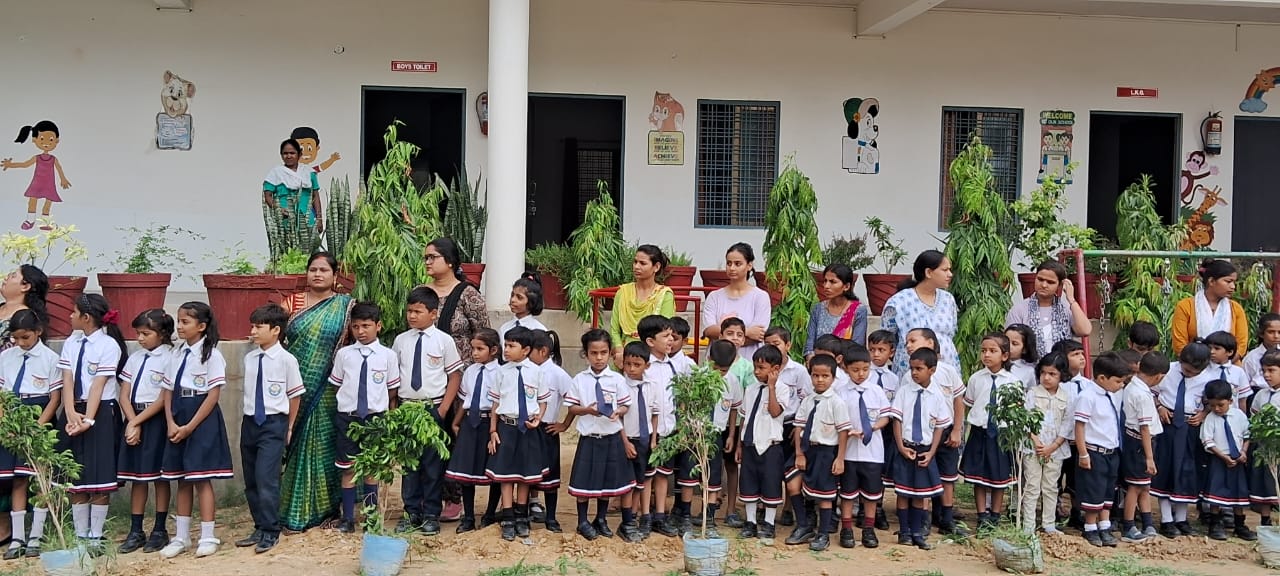 जौनपुर :एक वृक्ष माँ के नाम"के आधार पर स्कूल के बच्चों द्वारा रोपण किया गए छायादार पेड़