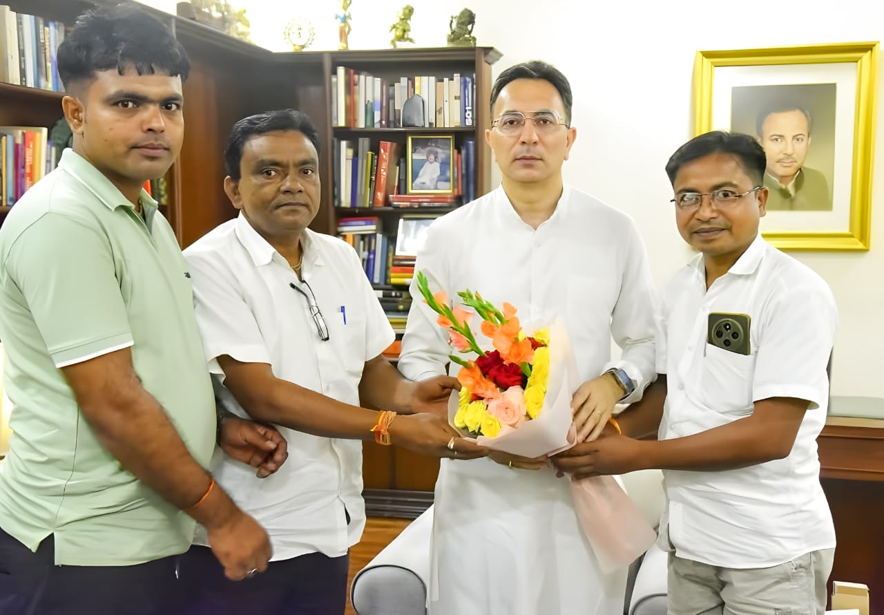 पीलीभीत : शारदा नदी कटान पीड़ित केन्द्रीय राज्य मंत्री से मिले मिले