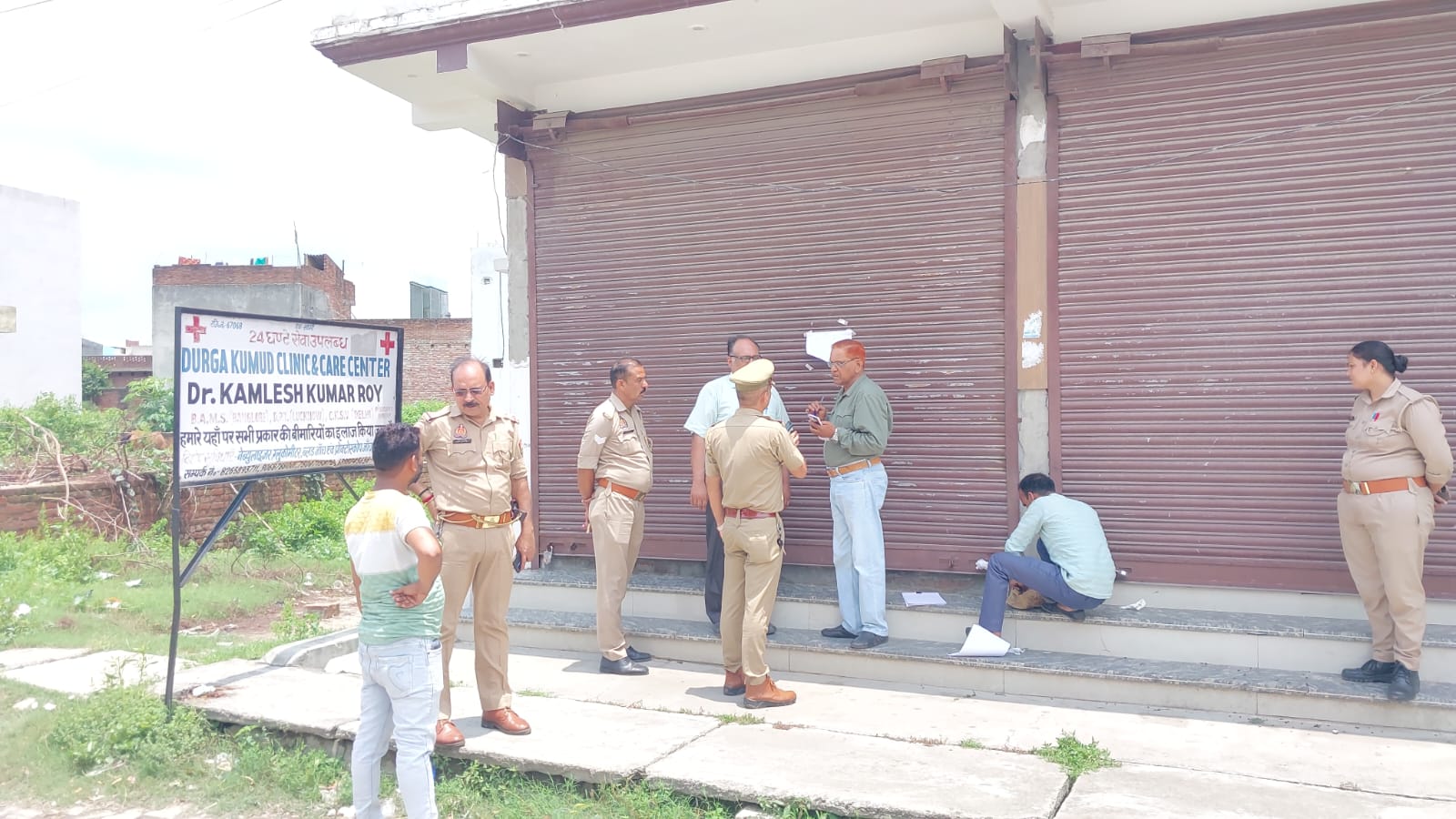 पीलीभीत : स्वास्थ्य विभाग की टीम को भीड़ ने दौड़ाया, पुलिस के पहुंचने पर क्लीनिक सीज।