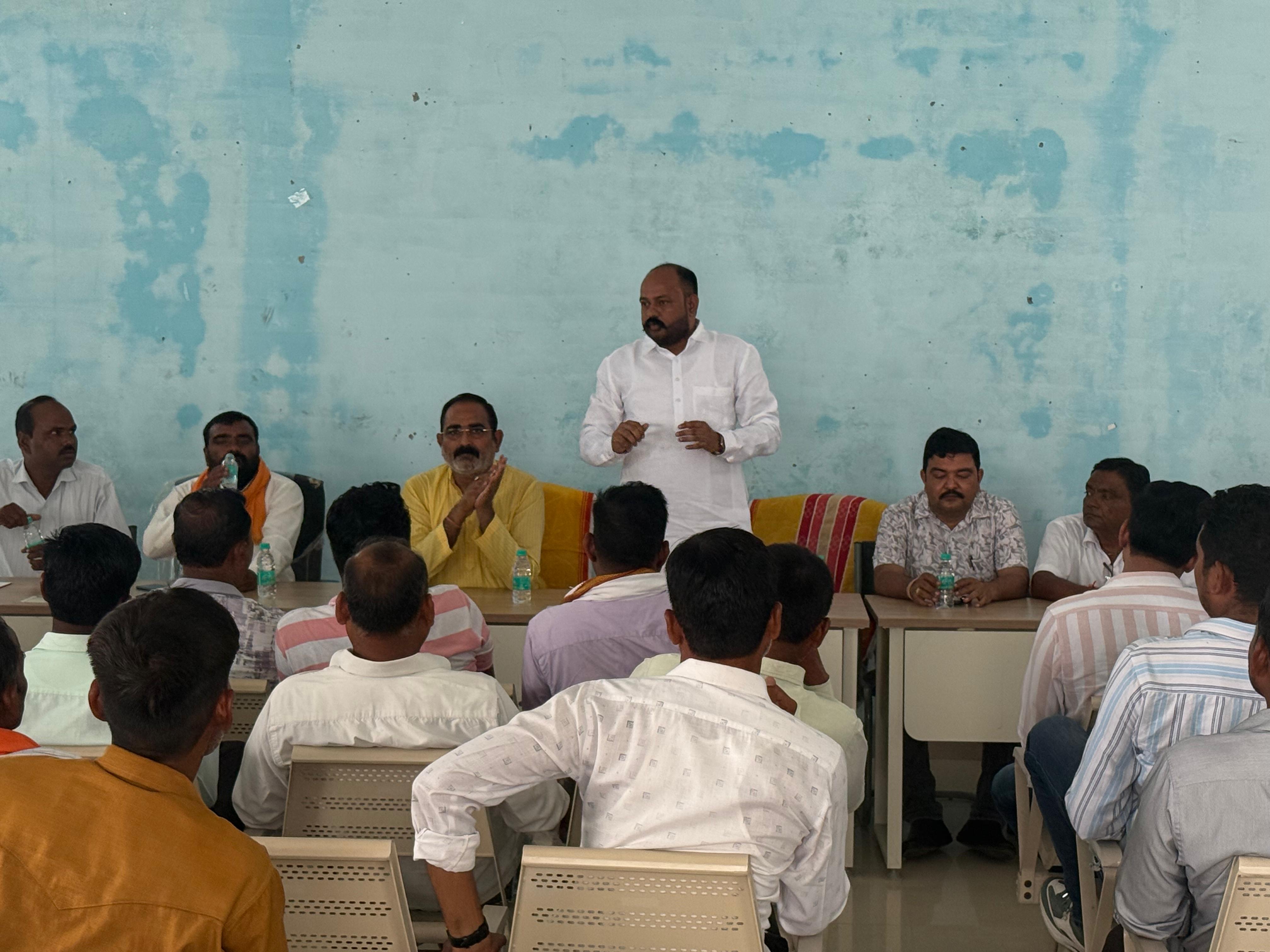 पीलीभीत : ग्राम प्रधान की मौत के बाद मदद को आया प्रधान संगठन।