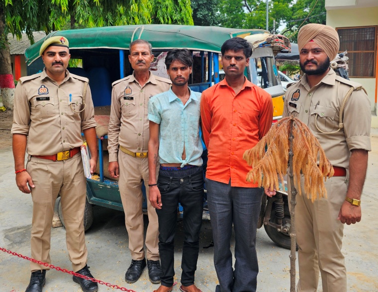 फर्रुखाबाद:मऊदरवाजा पुलिस ने चोरी के 02 वांछित अभियुक्तों को 12 घंटे में माल सहित किया गिरफ्तार।
