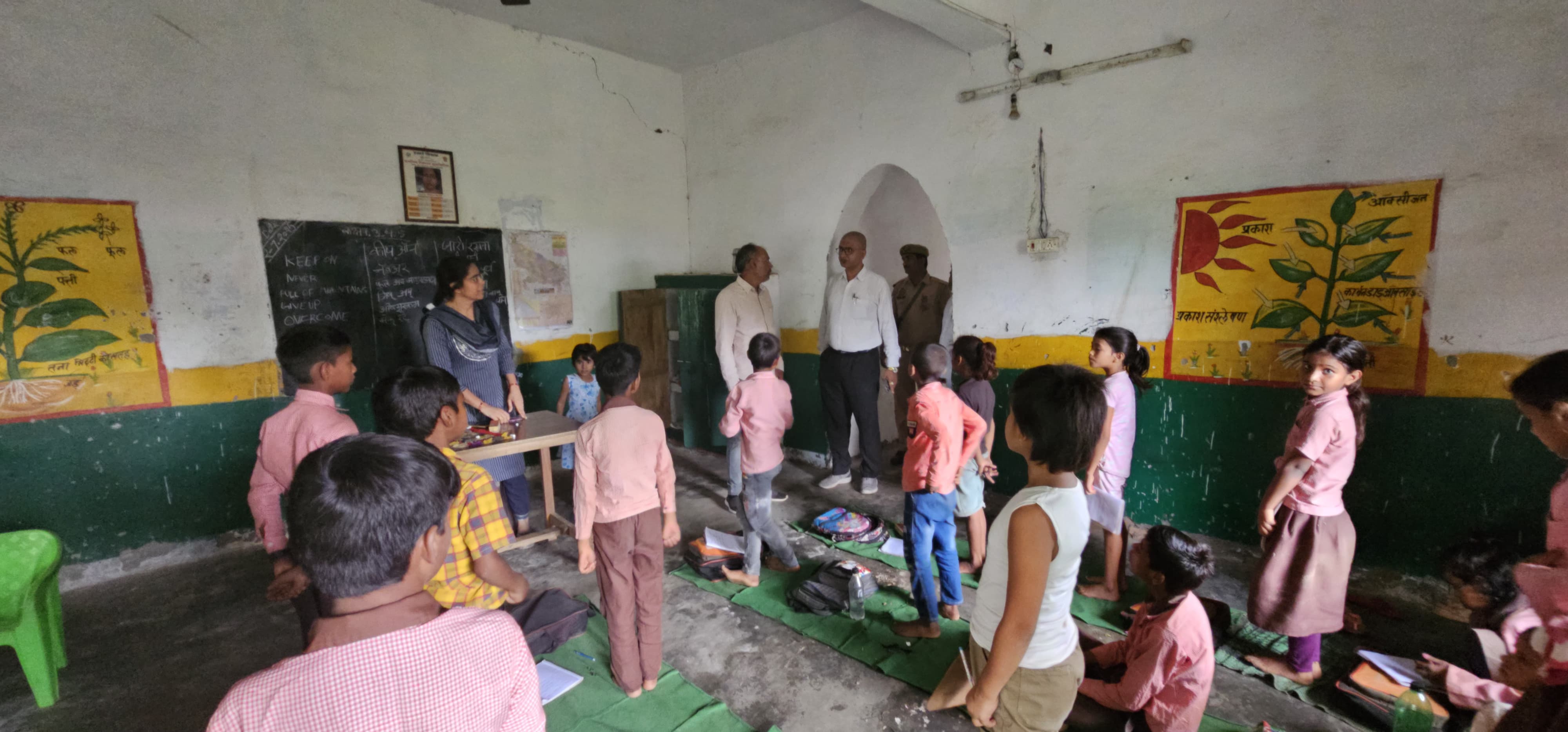 फर्रुखाबाद:प्राथमिक विद्यालय मूसाखिरिया का औचक निरीक्षण, जिलाधिकारी ने पंजीकरण और उपस्थिति पर जताई नाराजगी।