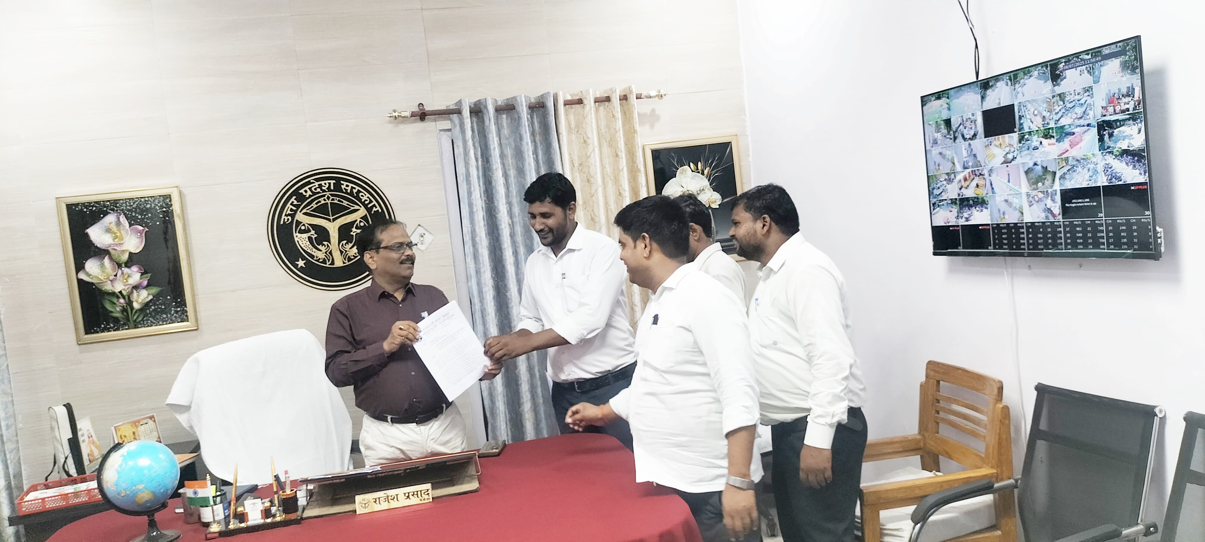 बहराइच:विद्यालय मर्जर के विरोध में 'अपनी जनता पार्टी' का प्रदर्शन, राज्यपाल को सौंपा ज्ञापन।