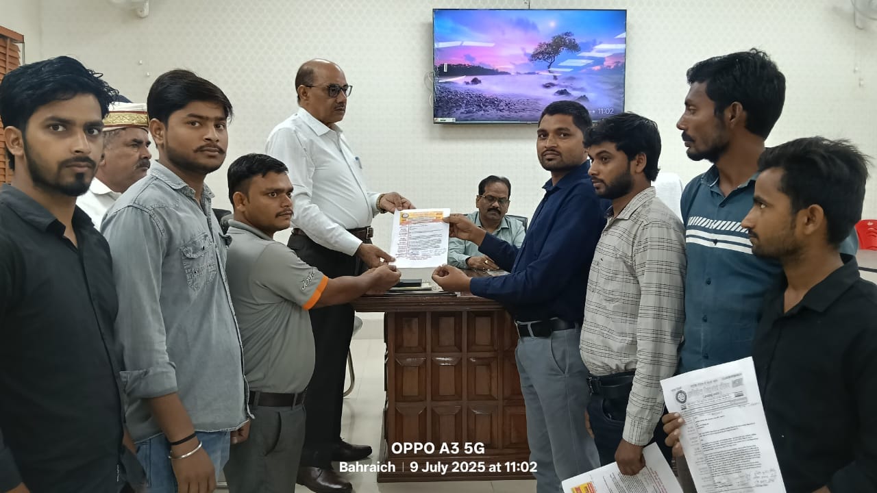 बहराइच:विद्यालय मर्जर नीति के खिलाफ प्रगतिशील विश्व मौर्य परिषद का विरोध प्रदर्शन, राज्यपाल को सौंपा ज्ञापन।