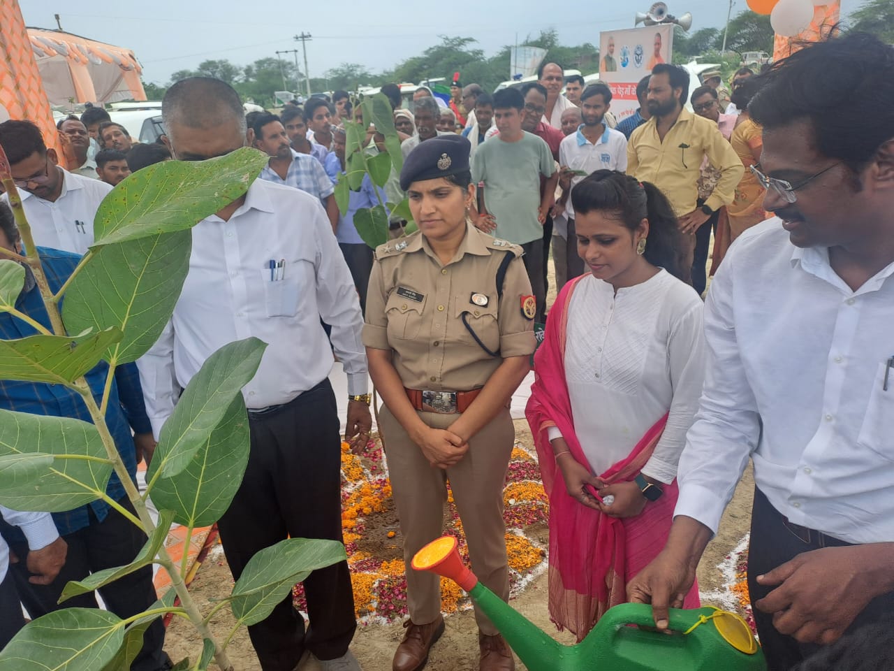 फर्रुखाबाद:"एक पेड़ माँ के नाम" वृक्षारोपण महाअभियान-2025: जनप्रतिनिधियों व प्रशासनिक अधिकारियों ने दिया पर्यावरण संरक्षण का संदेश