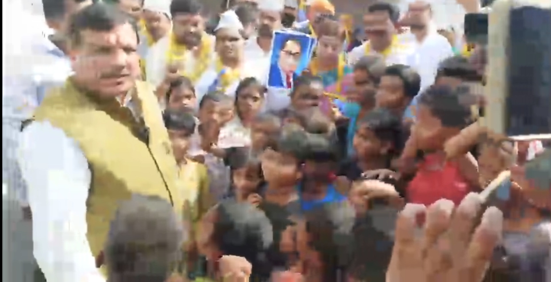 लखनऊ:AAP का 'स्कूल बचाओ अभियान' तेज़, संजय सिंह ने बच्चों और अभिभावकों से की मुलाक़ात