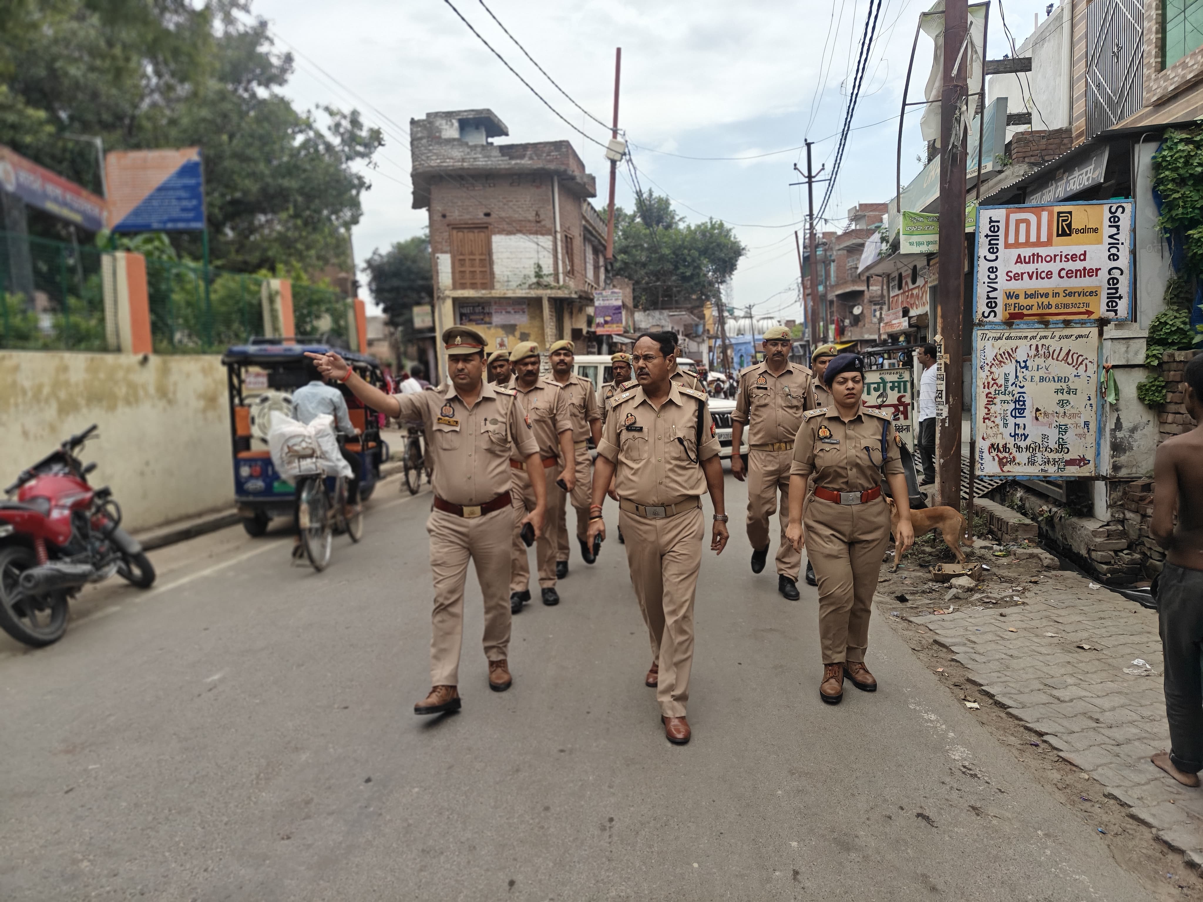 फर्रुखाबाद में आगामी त्योहारों को लेकर पुलिस सतर्क, एएसपी डॉ. संजय सिंह ने की पैदल गश्त।