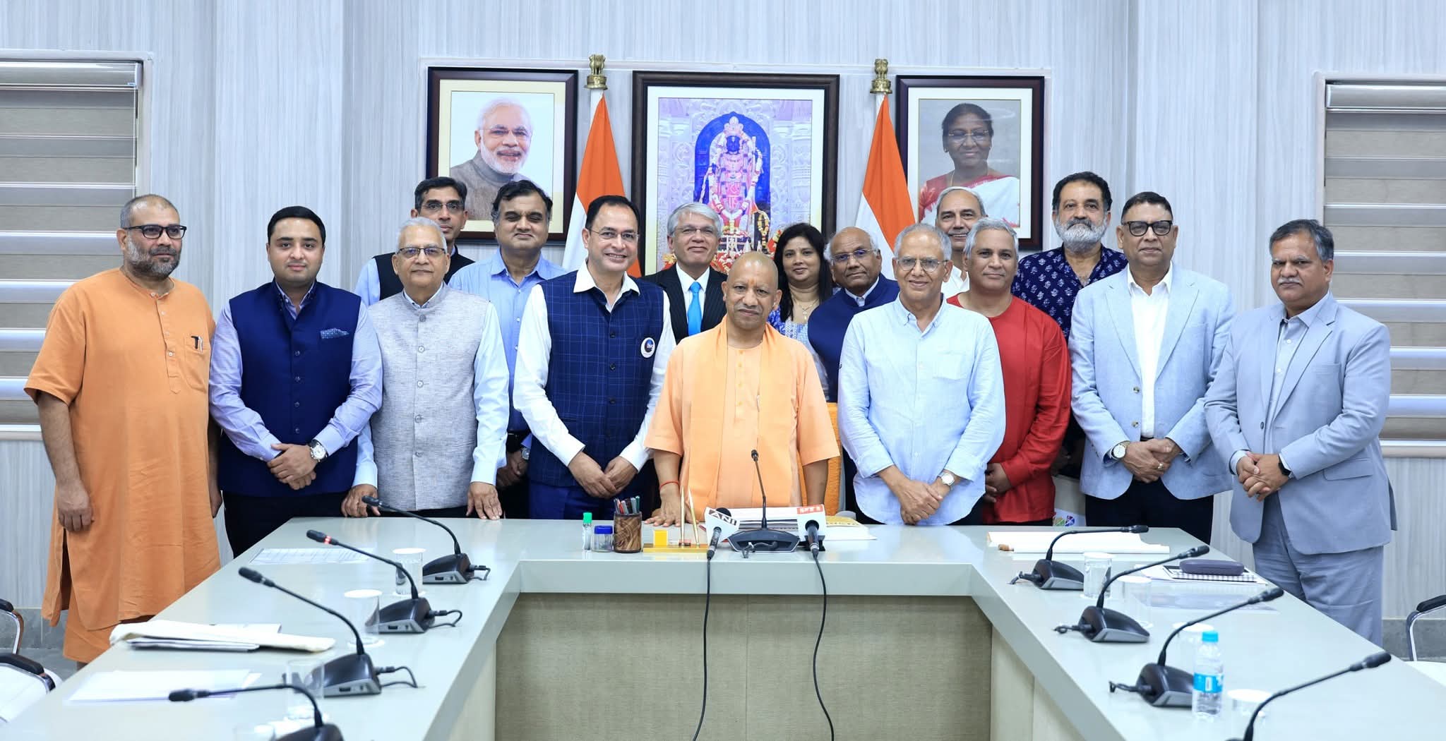 लखनऊ:मुख्यमंत्री योगी आदित्यनाथ से आर्थिक सलाहकार समूह की भेंट: ‘नए भारत’ के ‘नए उत्तर प्रदेश’ के लिए मिल रहे क्रांतिकारी सुझाव।