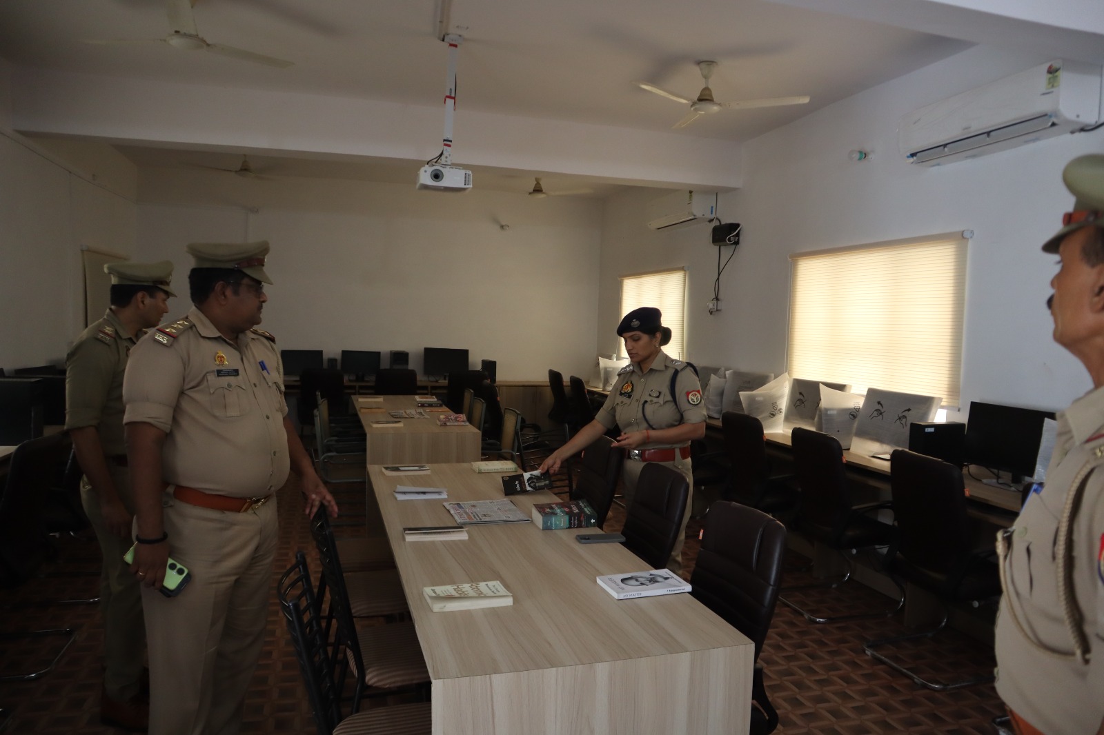 फर्रुखाबाद:पुलिस अधीक्षक आरती सिंह ने पुलिस लाइन में जेटीसी/आरटीसी प्रशिक्षण व्यवस्था का किया निरीक्षण।