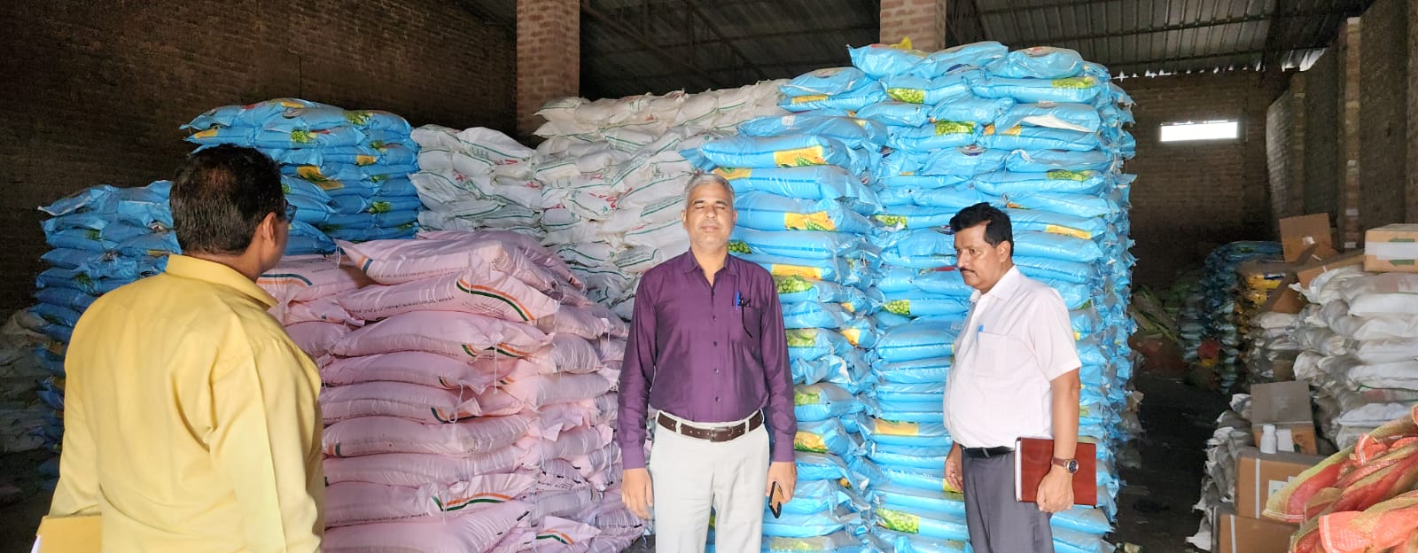 फर्रुखाबाद में उर्वरक प्रतिष्ठानों पर बड़ी कार्रवाई: 29 दुकानों पर छापा, 13 नमूने लिए गए, 3 विक्रेताओं के लाइसेंस निलंबित