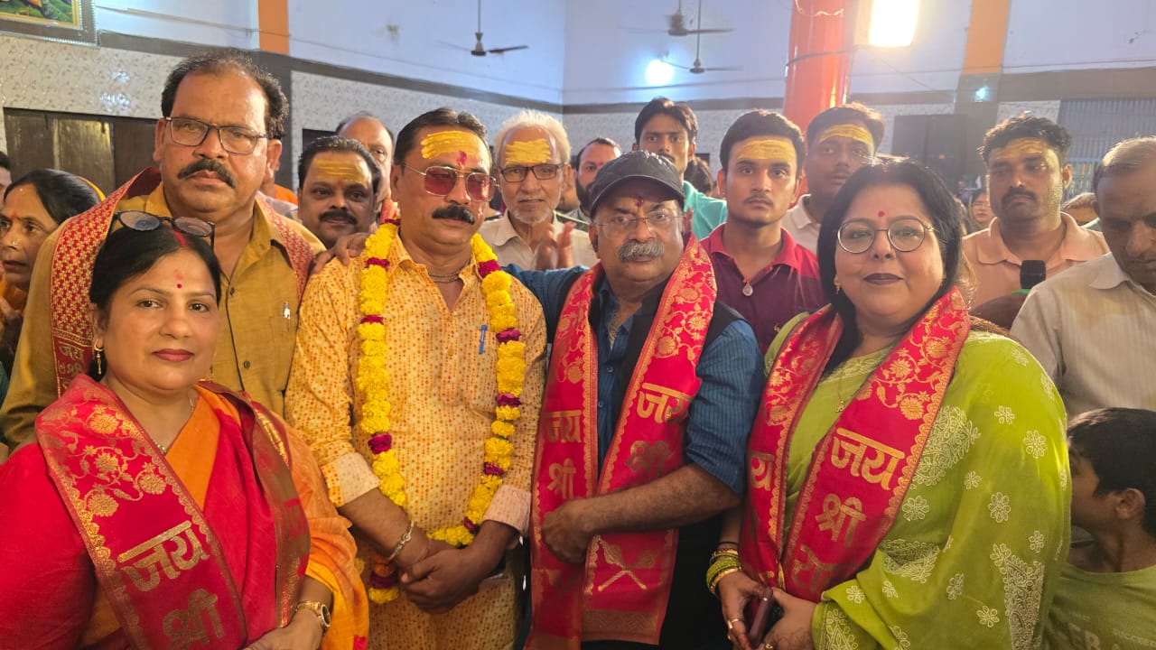 फर्रुखाबाद:बाबा पांडेश्वर नाथ महाराज के दरबार में श्री राम कथा के पंचम दिवस पर भजन गायक मुन्ना गुप्ता का सम्मान।