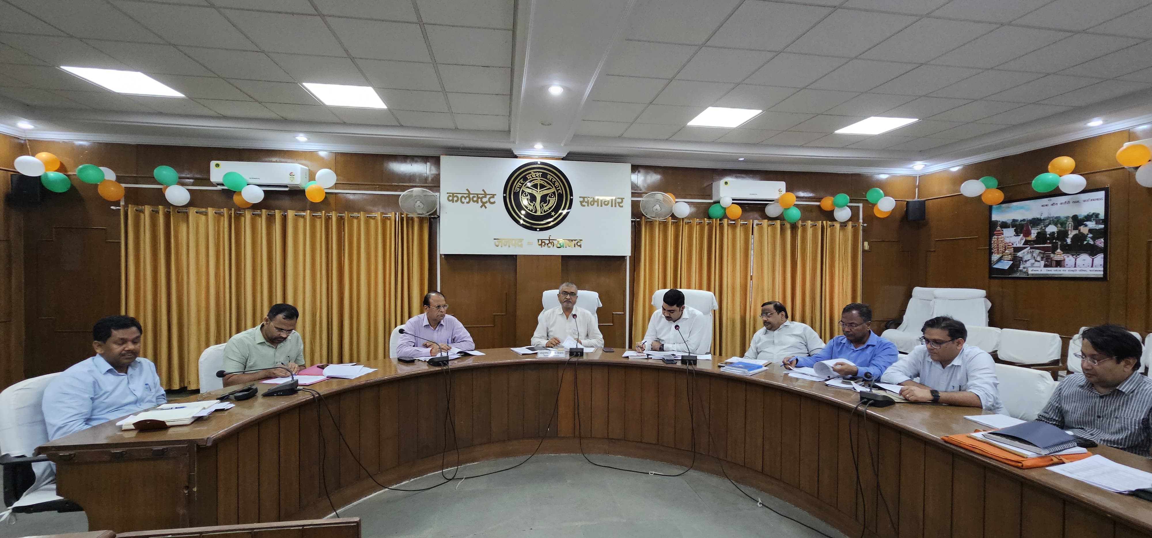 फर्रुखाबाद:कर वसूली समीक्षा बैठक में जिलाधिकारी ने दिए कड़े निर्देश, कई विभागों की वसूली लक्ष्य से कम।