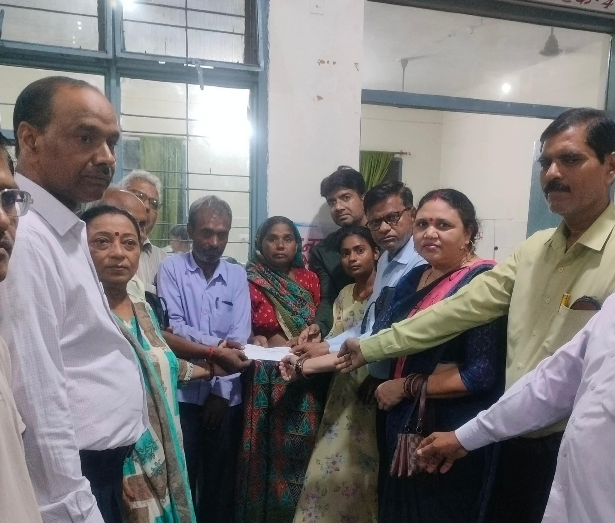 फर्रुखाबाद:राजनीति नहीं, सिर्फ अपनों का साथ , पीड़ित परिवार को सामाजिक संगठन ने दी आर्थिक सहायता।