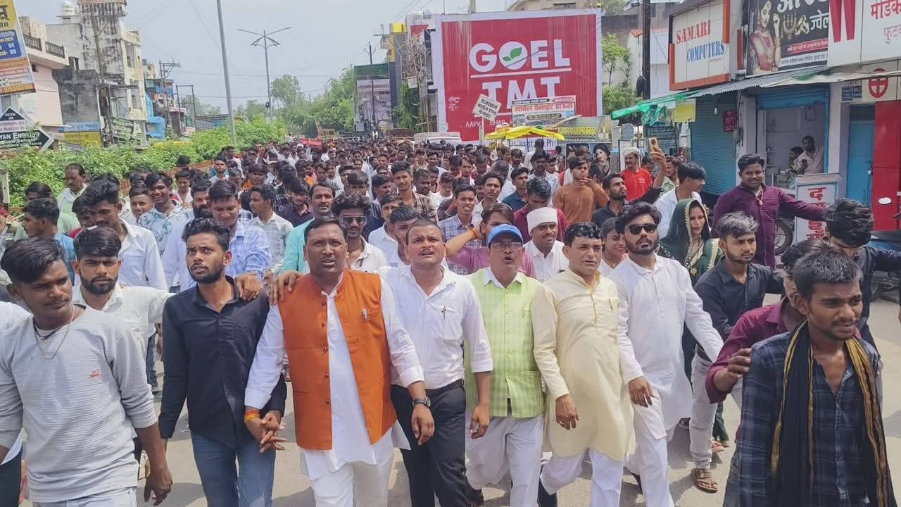 टीकमगढ़:गजेंद्र ठाकुर के खिलाफ कार्रवाई की मांग को लेकर कुशवाहा, शाक्य, सैनी, मौर्य समाज का कलेक्ट्रेट घेराव, जन आक्रोश रैली में उमड़ा जनसैलाब