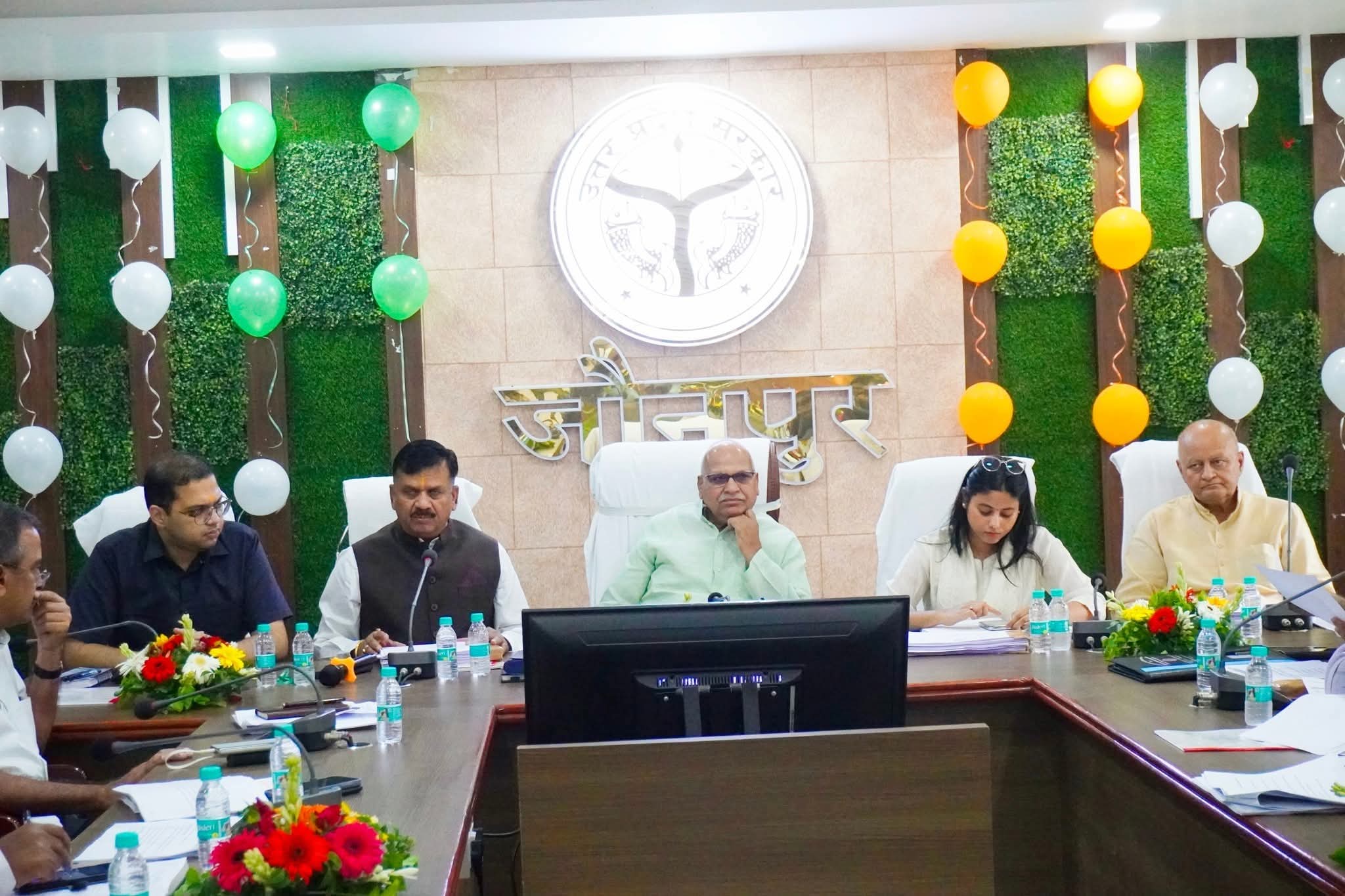 जौनपुर:जाप के संस्थापक व सांसद बाबू सिंह कुशवाहा ने किया में समीक्षा बैठक, विकास व विद्युत व्यवस्था को लेकर दिए निर्देश।