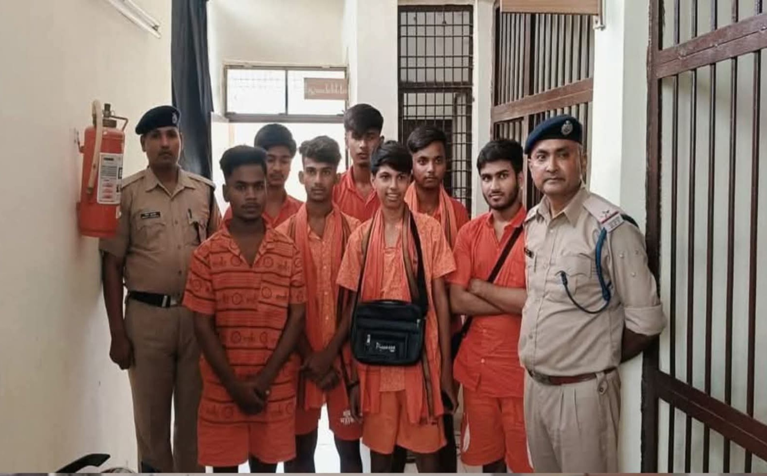 मिर्जापुर स्टेशन पर कांवड़ियों द्वारा CRPF जवान की पिटाई: आस्था या अराजकता ?