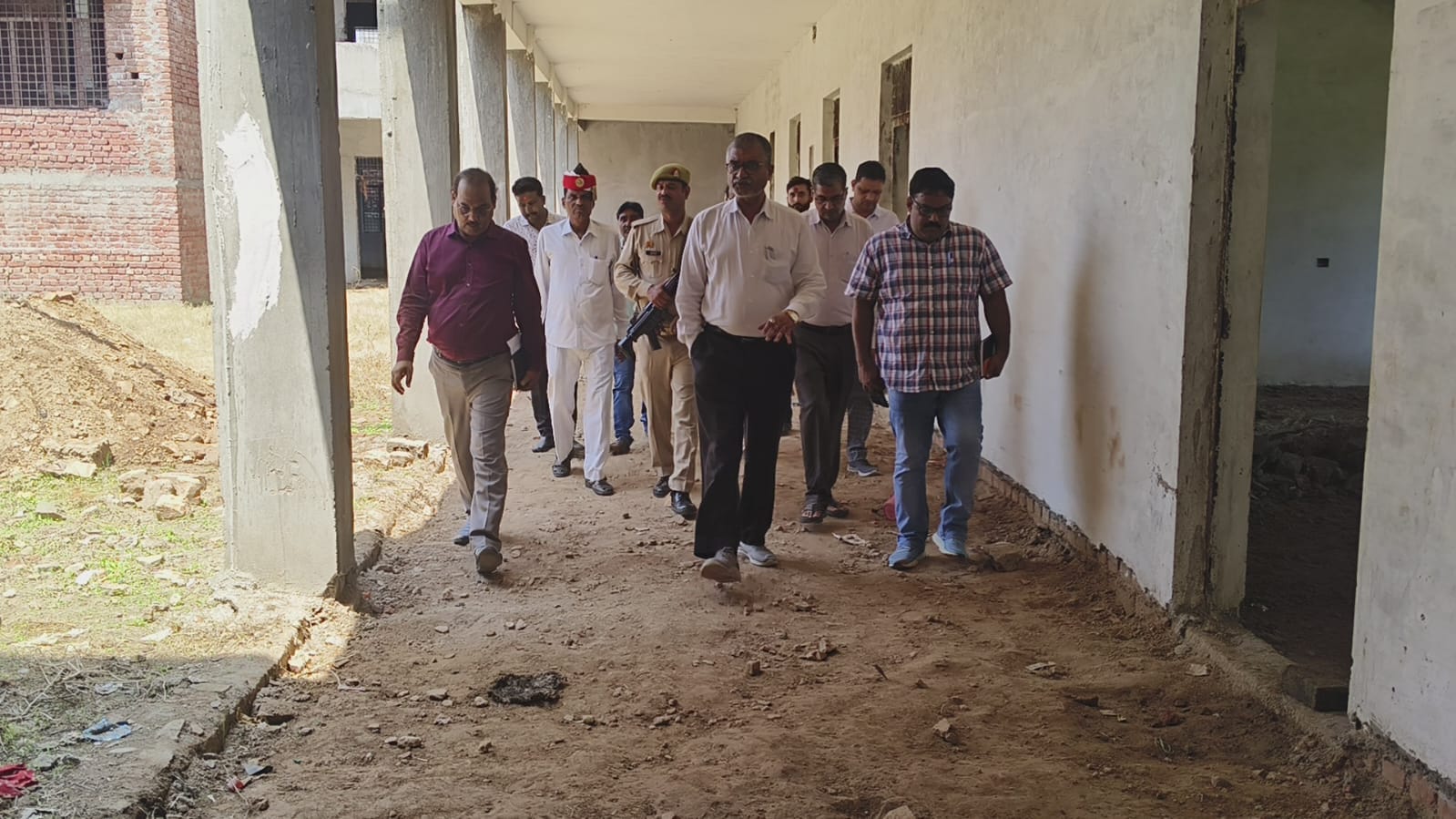फर्रुखाबाद:प्रधानमंत्री जन विकास कार्यक्रम के तहत निर्माणाधीन बालिका इंटर कॉलेज का डीएम ने किया निरीक्षण, अधिकारियों पर जताई नाराजगी